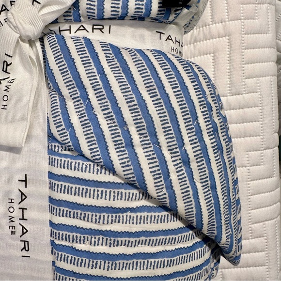 TAHARI Full/Queen Reversible Block Printed Quilt  Blue - Picture 7 of 9